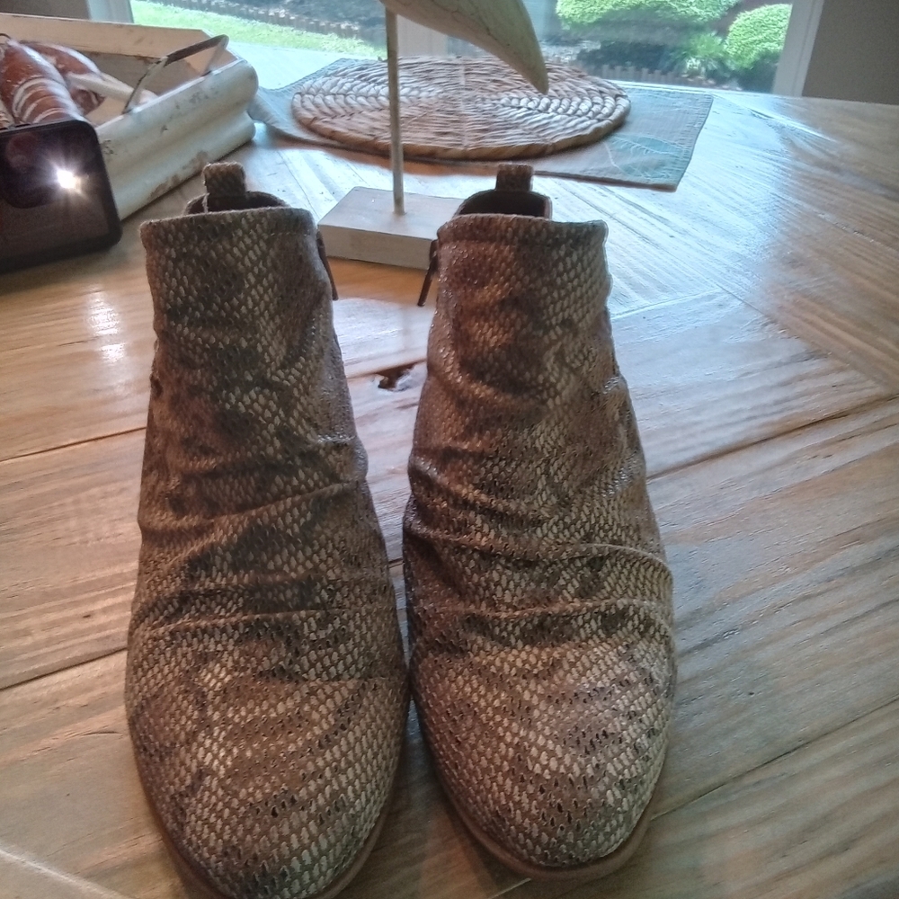 Bare Traps Grafton Almond Snakeskin Ankle Boots Size 8.5
